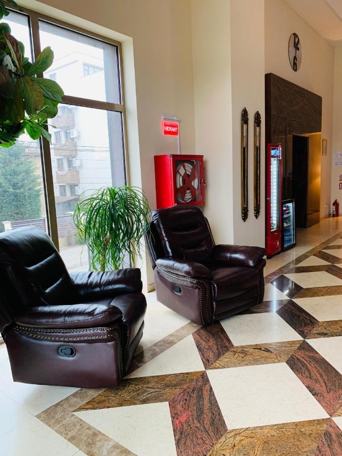 Albert Hotel プロイェシュティ エクステリア 写真